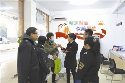  圖③：調(diào)解后，法官現(xiàn)場(chǎng)向當(dāng)事人做釋法析理工作。