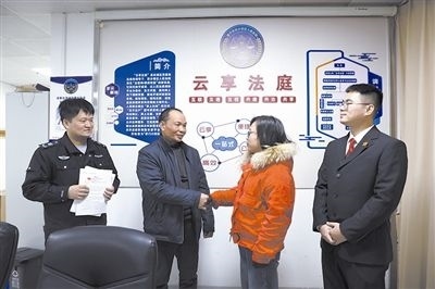  圖②：雙方當(dāng)事人達(dá)成調(diào)解協(xié)議，握手言和。