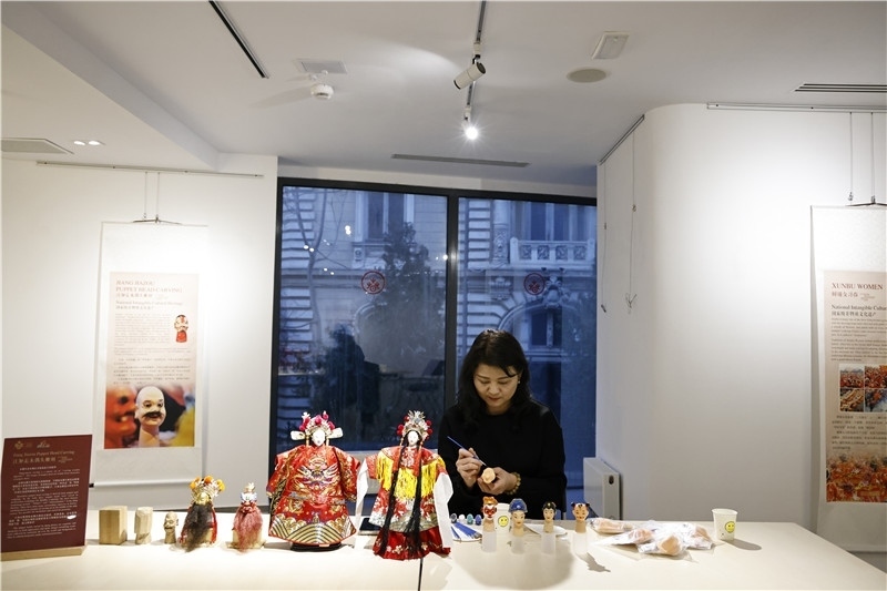 中國(guó)泉州的非遺大師制作江加走木偶頭雕刻。 布加勒斯特中國(guó)文化中心供圖_副本