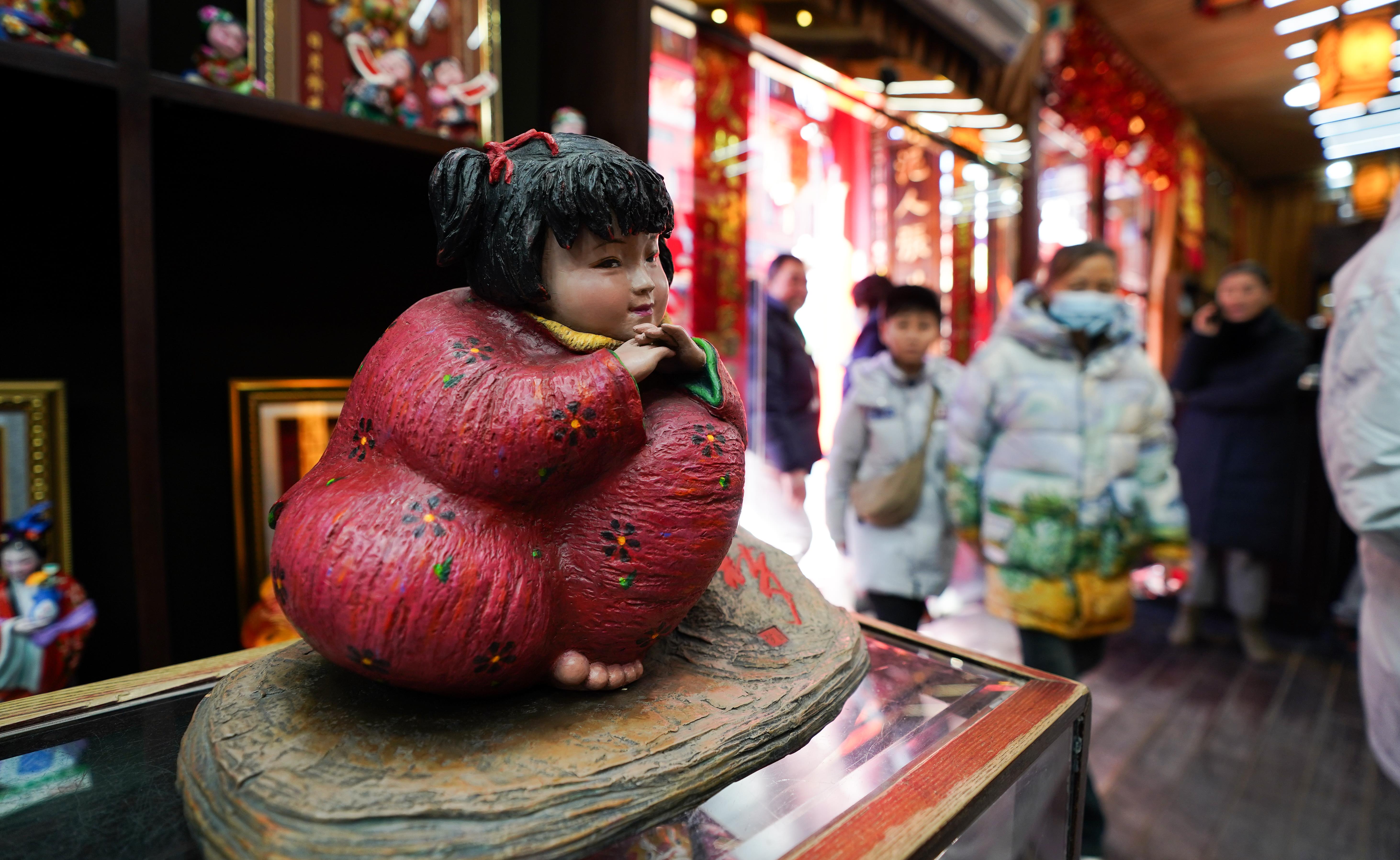 △泥人張彩塑是天津的傳統(tǒng)民間手工藝品，為天津市首批國家級非物質(zhì)文化遺產(chǎn)。（總臺(tái)國廣記者李晉拍攝）