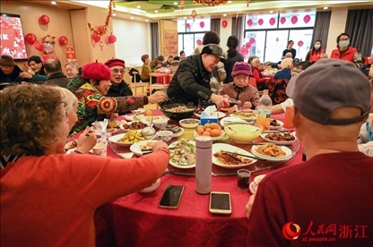 老人們享用公益年夜飯。人民網(wǎng)記者 葉賓得攝