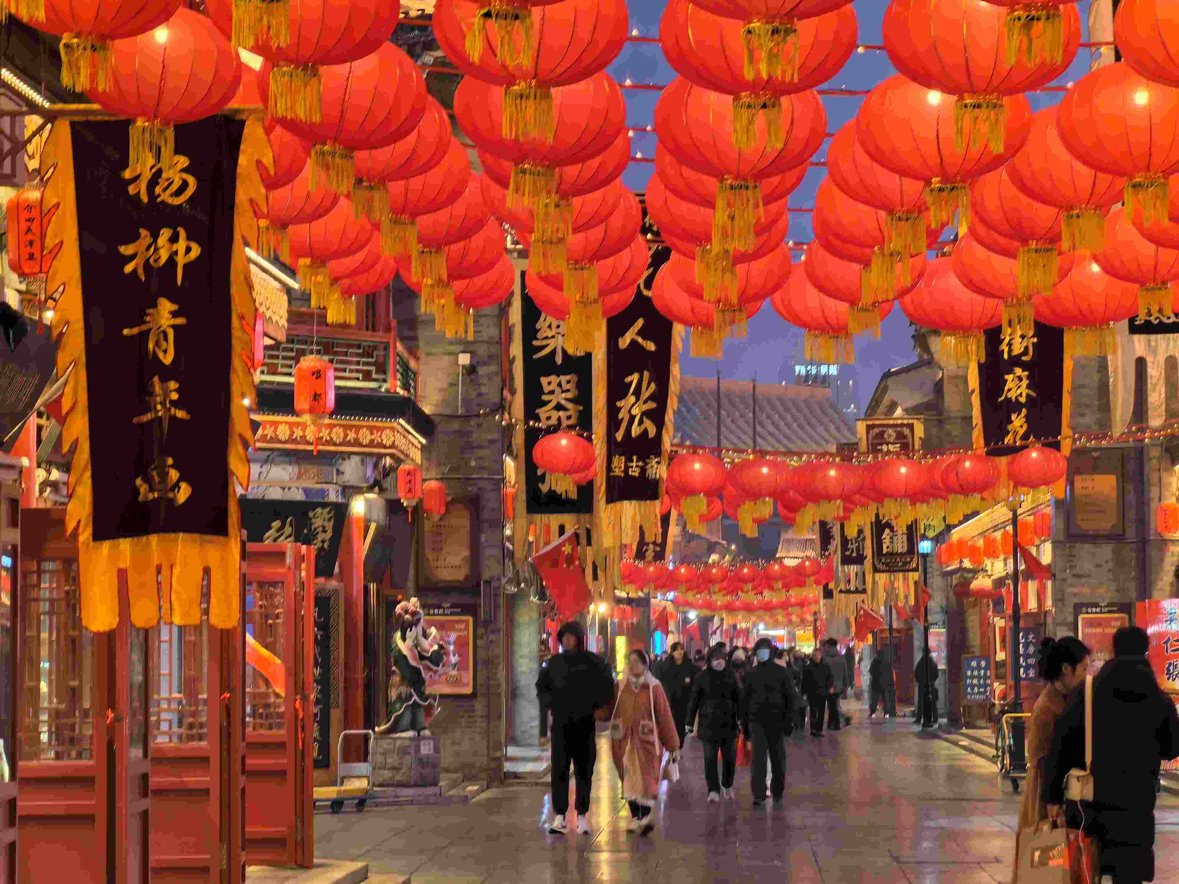 △春節(jié)臨近，古文化街上年味兒漸濃。（總臺(tái)央廣記者潘毅拍攝）