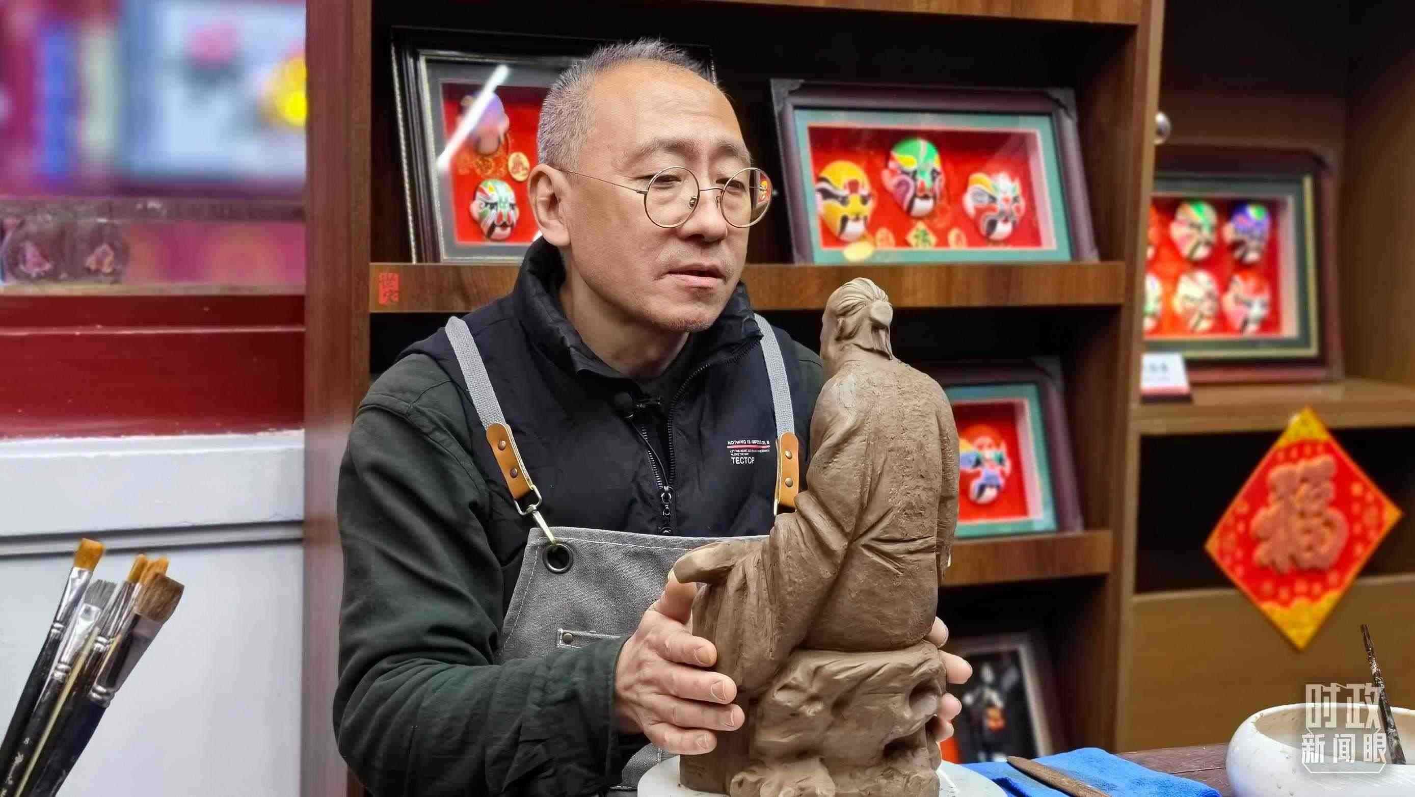 △“泥人張”的匠人正在雕塑。（總臺央視記者潘毅拍攝）