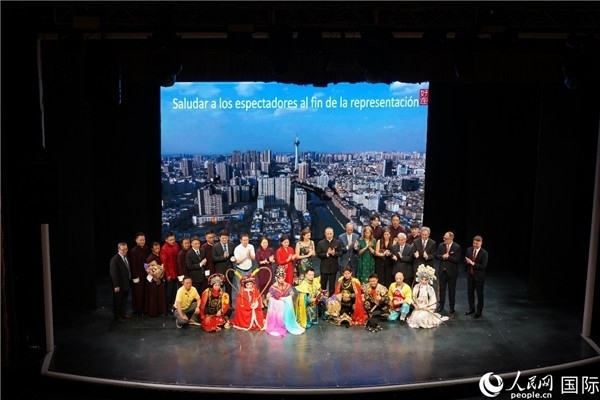 圖為王衛(wèi)大使與蒙迪諾外長等嘉賓登臺祝賀。人民網(wǎng)記者 許放攝