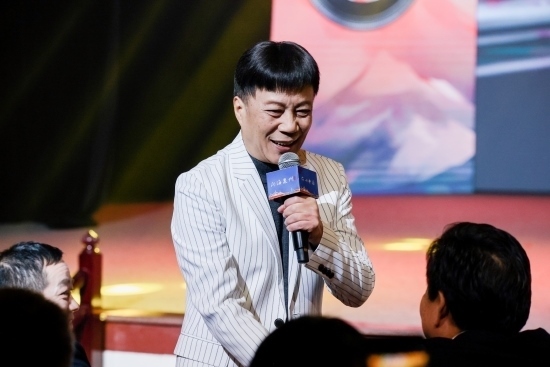 “何以中國·向海泉州”網(wǎng)絡主題活動現(xiàn)場，陳百潭演出時與觀眾互動。泉州廣播電視臺供圖