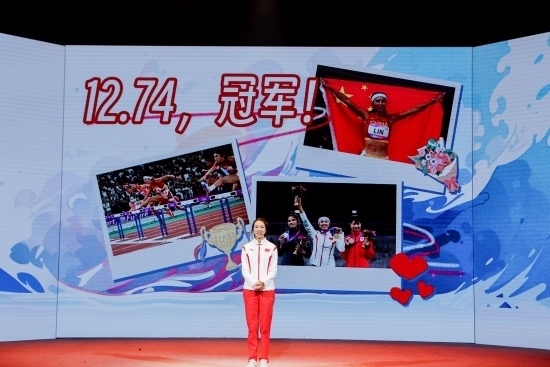 “何以中國·向海泉州”網(wǎng)絡主題活動現(xiàn)場，林雨薇講述奪冠經(jīng)歷。泉州廣播電視臺供圖