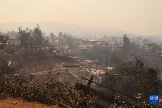 這是2月3日在智利瓦爾帕萊索大區(qū)比尼亞德?tīng)栺R市拍攝的在森林火災(zāi)中燒毀的房屋。新華社發(fā)