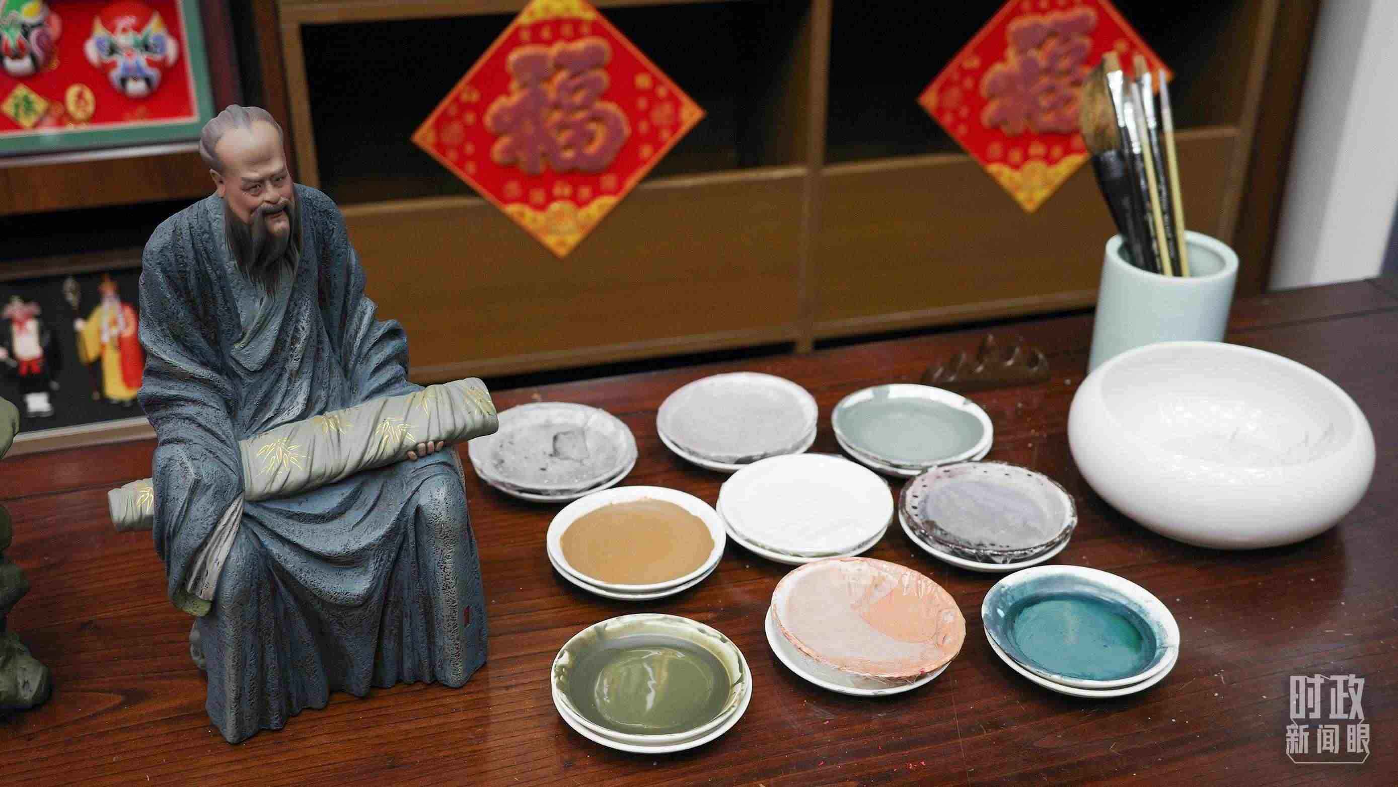 △天津古文化街，泥人張店鋪的上色顏料展示。（總臺央視記者覃思拍攝）