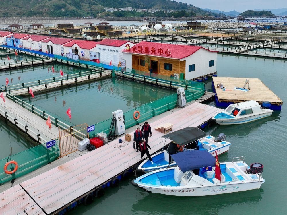 △2023年11月14日，福建寧德市霞浦縣溪南鎮(zhèn)七星海上社區(qū)的工作人員，前往轄區(qū)漁排進(jìn)行民情走訪。