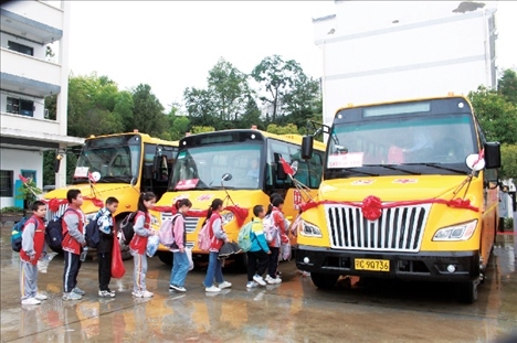 △2023年9月28日，湖北竹山縣校園直通車(chē)全域開(kāi)通后，學(xué)生在有序排隊(duì)乘車(chē)。第二批主題教育開(kāi)展后，竹山縣將實(shí)施農(nóng)村道路暢通工程作為為民辦實(shí)事的重要內(nèi)容。