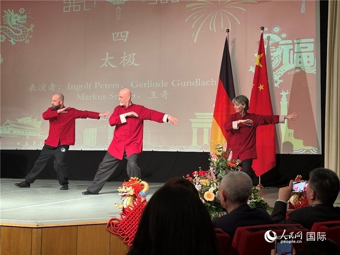 太極，表演者：Ingolf Peters、Gerlinde Gundlach、Markus Stüber
