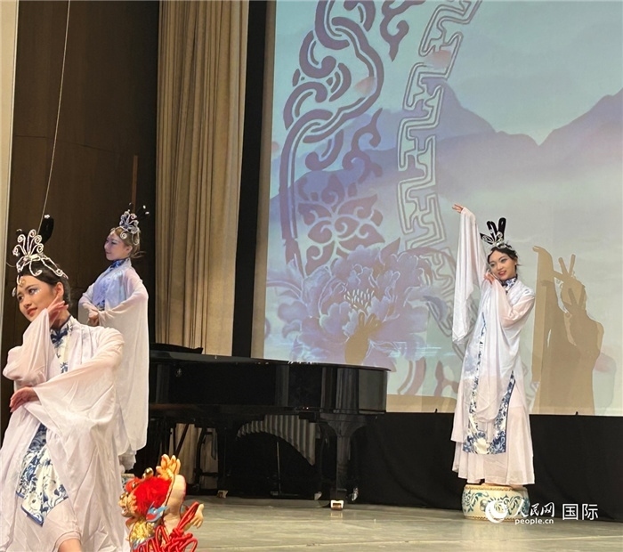 舞蹈《青花瓷》，表演者：德國(guó)中歐文化藝術(shù)交流協(xié)會(huì)