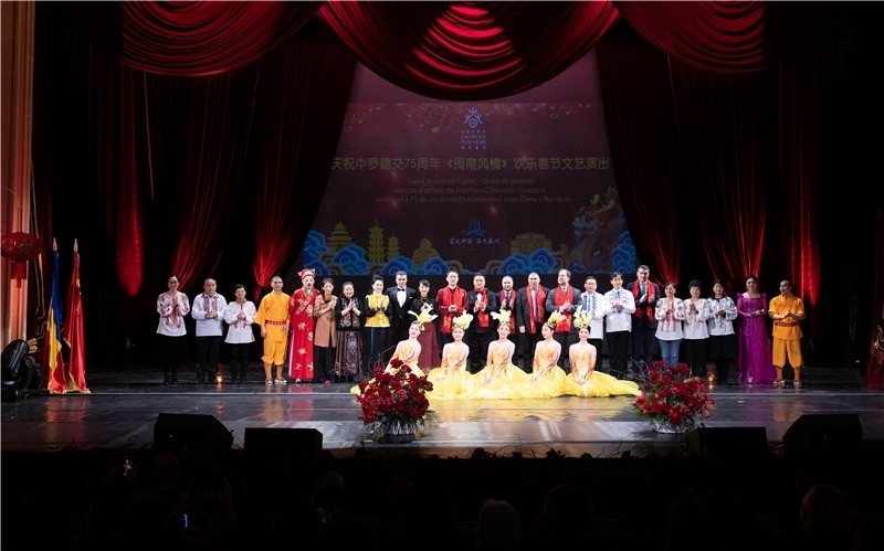 圖為韓大使、羅政府高官與泉州藝術(shù)團(tuán)演員合影。中國(guó)駐羅大使館文化處供圖。