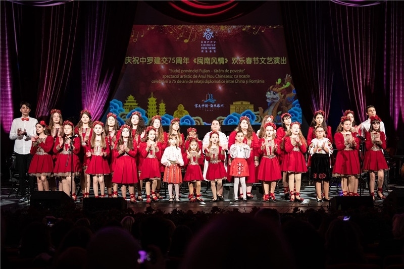 圖為羅小快板兒童合唱團(tuán)在演唱中文歌曲。 中國(guó)駐羅大使館文化處供圖。