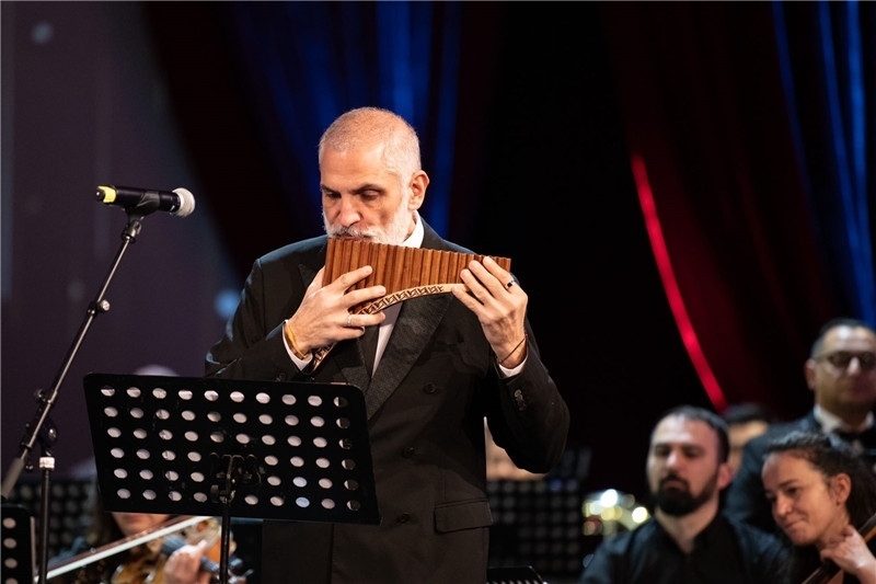 圖為著名排簫大師達(dá)米安·德拉吉奇在領(lǐng)銜演奏中國(guó)經(jīng)典曲目。 中國(guó)駐羅大使館文化處供圖。