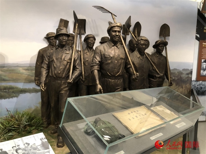 紀(jì)念園中展覽的筑路場景 。人民網(wǎng)記者 黃培昭攝