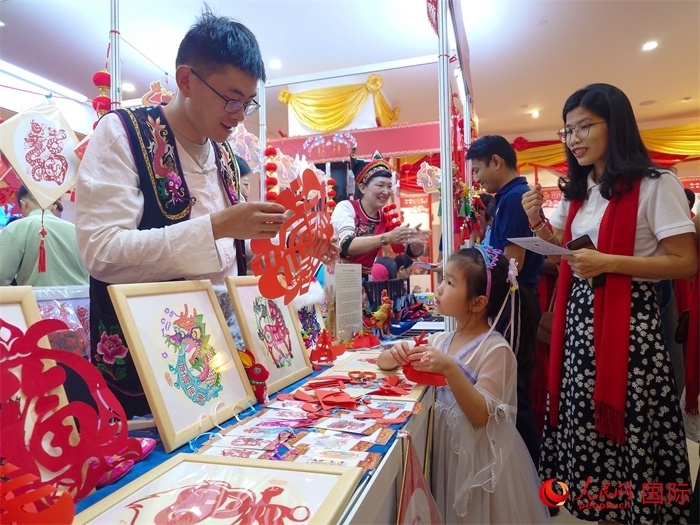 活動(dòng)現(xiàn)場(chǎng)的剪紙展示。人民網(wǎng)記者 謝佳君攝