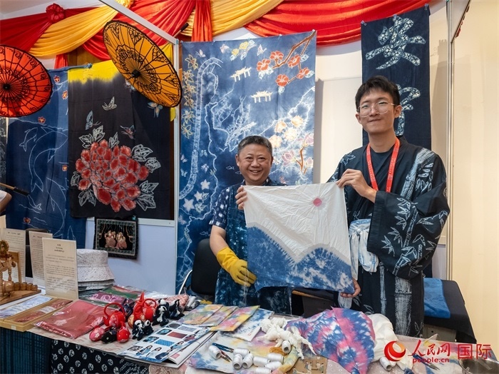 活動(dòng)現(xiàn)場(chǎng)的扎染展示。人民網(wǎng)記者 謝佳君攝