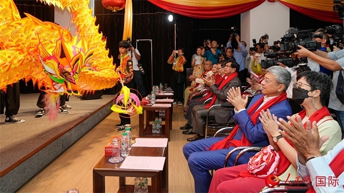 嘉賓觀(guān)看傳統(tǒng)舞龍表演。人民網(wǎng)記者 謝佳君攝