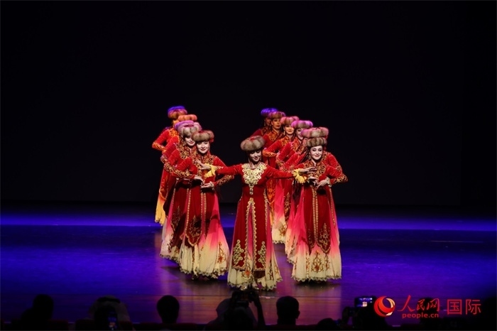 2日在阿聯(lián)酋迪拜舉行的大型音舞詩畫《新疆是個好地方》文藝演出。人民網(wǎng)記者任皓宇攝