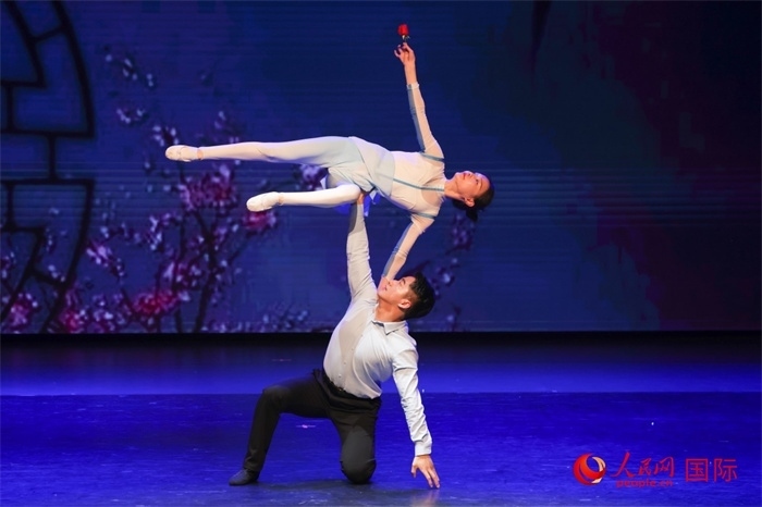 2日在阿聯(lián)酋迪拜舉行的大型音舞詩畫《新疆是個好地方》文藝演出。人民網(wǎng)記者 任皓宇攝