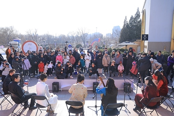 中國(guó)音樂(lè)學(xué)院“國(guó)樂(lè)快閃”演出。學(xué)校供圖