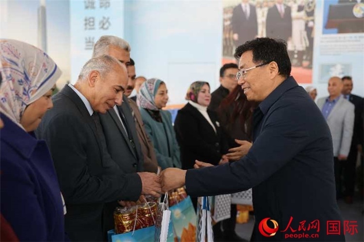 中建埃及分公司董事長常偉才為埃及師生發(fā)放新年禮包。人民網(wǎng)記者 黃培昭攝