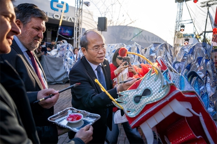 中國(guó)駐希臘大使館大使肖軍正與希方嘉賓為舞龍點(diǎn)睛?！吨邢r(shí)報(bào)》供圖