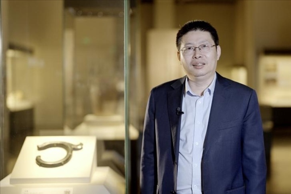 中國(guó)國(guó)家博物館副館長(zhǎng)張偉明介紹館藏C形玉龍。