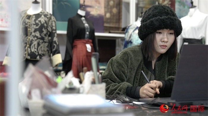 1月23日，在山東省菏澤市曹縣有愛(ài)云倉(cāng)直播基地，張子晨正在設(shè)計(jì)漢服。 人民網(wǎng)記者 袁蒙攝