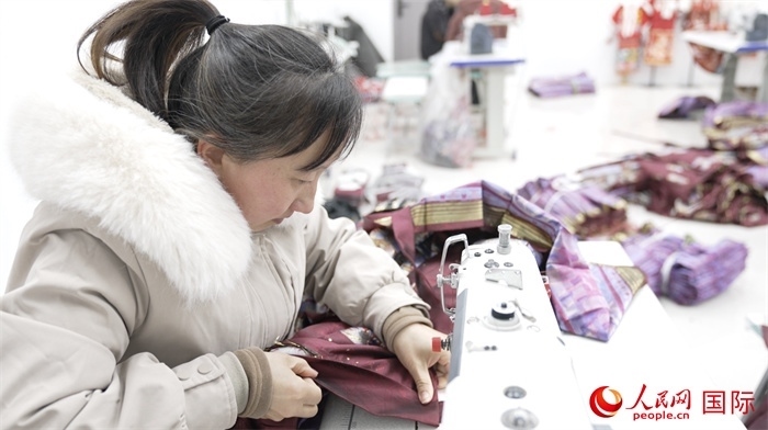 1月24日，在山東省菏澤市曹縣大集鎮(zhèn)云牧服飾有限公司，高燕正在縫制馬面裙。 人民網(wǎng)記者 袁蒙攝