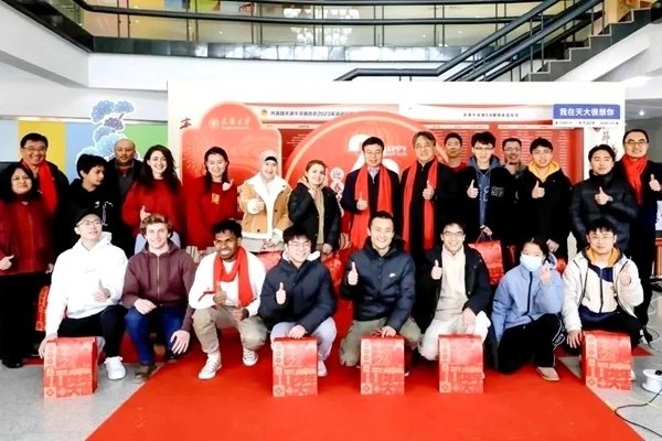 天津大學(xué)同學(xué)們收到新春大禮包。校方供圖