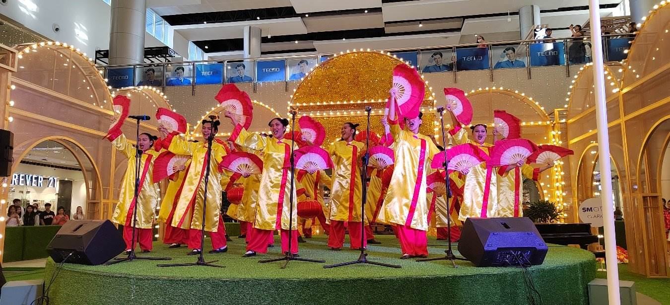 開幕式上活力四射的文藝節(jié)目引得觀眾陣陣喝彩。紅溪禮示大學孔子學院 供圖