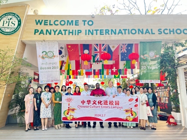 駐老撾使館政治處主任杜長(zhǎng)青與白云碧國(guó)際學(xué)校校方、參會(huì)志愿者教師合影?；顒?dòng)主辦方供圖