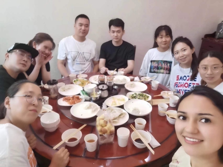 保拉與中國朋友在一起。圖片由受訪者提供