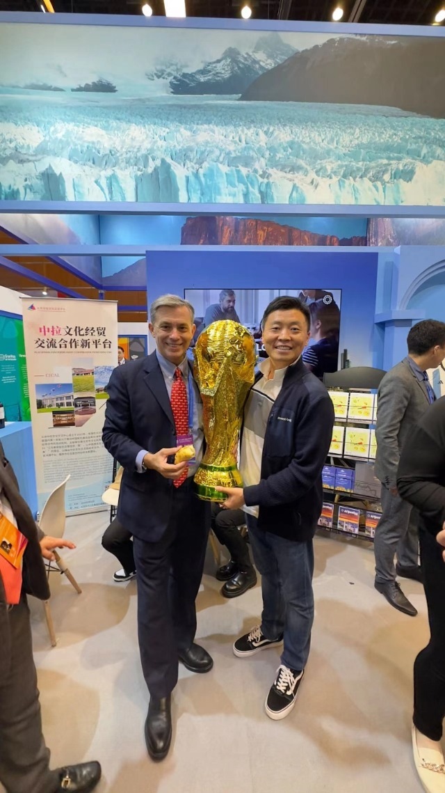 2022年，馬克西米與同事在上海。圖片由受訪者提供