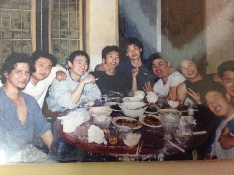 2007 年，卡洛斯·卡斯蒂略（左一）和他的中國朋友在武漢慶祝春節(jié)。圖片由受訪者提供