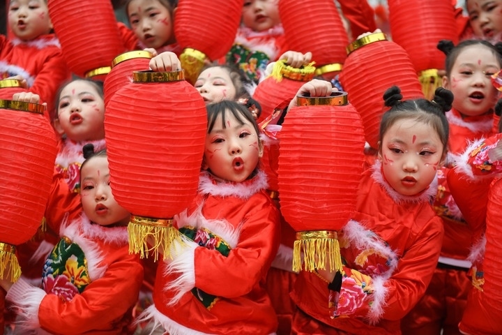 1月18日，四川省閬中市閬中古城，民間藝人和文藝工作者在表演節(jié)目歡度臘八節(jié)，喜迎農(nóng)歷新年。這是參演的小朋友在表演。新華社發(fā)（王玉貴 攝）