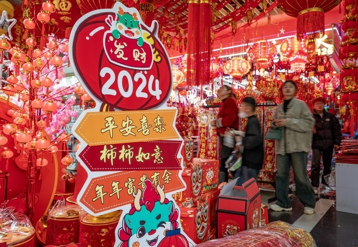 1月11日，顧客在昆明新螺螄灣國際商貿(mào)城選購節(jié)日飾品。新華社記者 陳欣波 攝