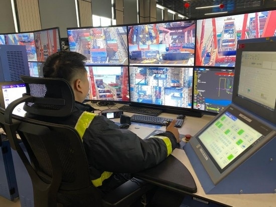 圖為寧波舟山港梅山港區(qū)遠控操作室內(nèi)，橋吊司機在遠程控制橋吊裝卸。新華社記者魏一駿 攝
