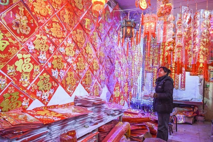 1月21日，在山西省晉中市平遙縣一家市場，市民在選購年貨。新華社發(fā)（梁生仁攝）