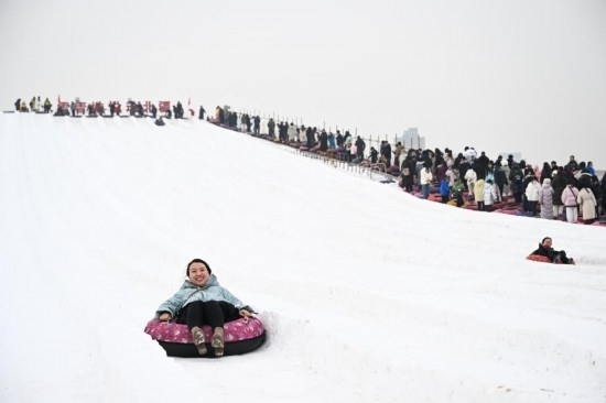 圖為1月18日，市民在內(nèi)蒙古賽馬場(chǎng)滑雪圈。新華社記者 貝赫 攝