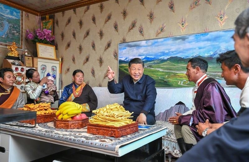 △2021年6月8日，習(xí)近平總書記在青海海北藏族自治州剛察縣果洛藏貢麻村，同藏族牧民索南才讓一家人圍坐在客廳聊家常。