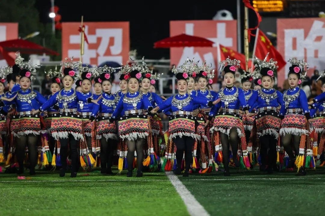 △2024年2月3日，2024年全國(guó)“村晚”示范展示活動(dòng)暨貴州“村超村晚”系列活動(dòng)之一的民族文化展演，在榕江縣“村超”足球場(chǎng)舉行。