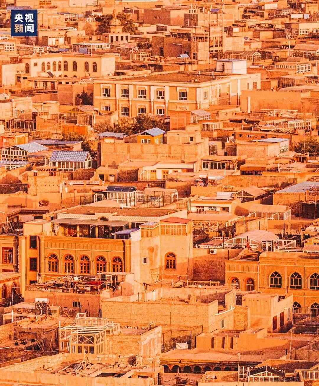 △喀什古城在天山和昆侖山的守護(hù)下，留住了千年前的樣子。