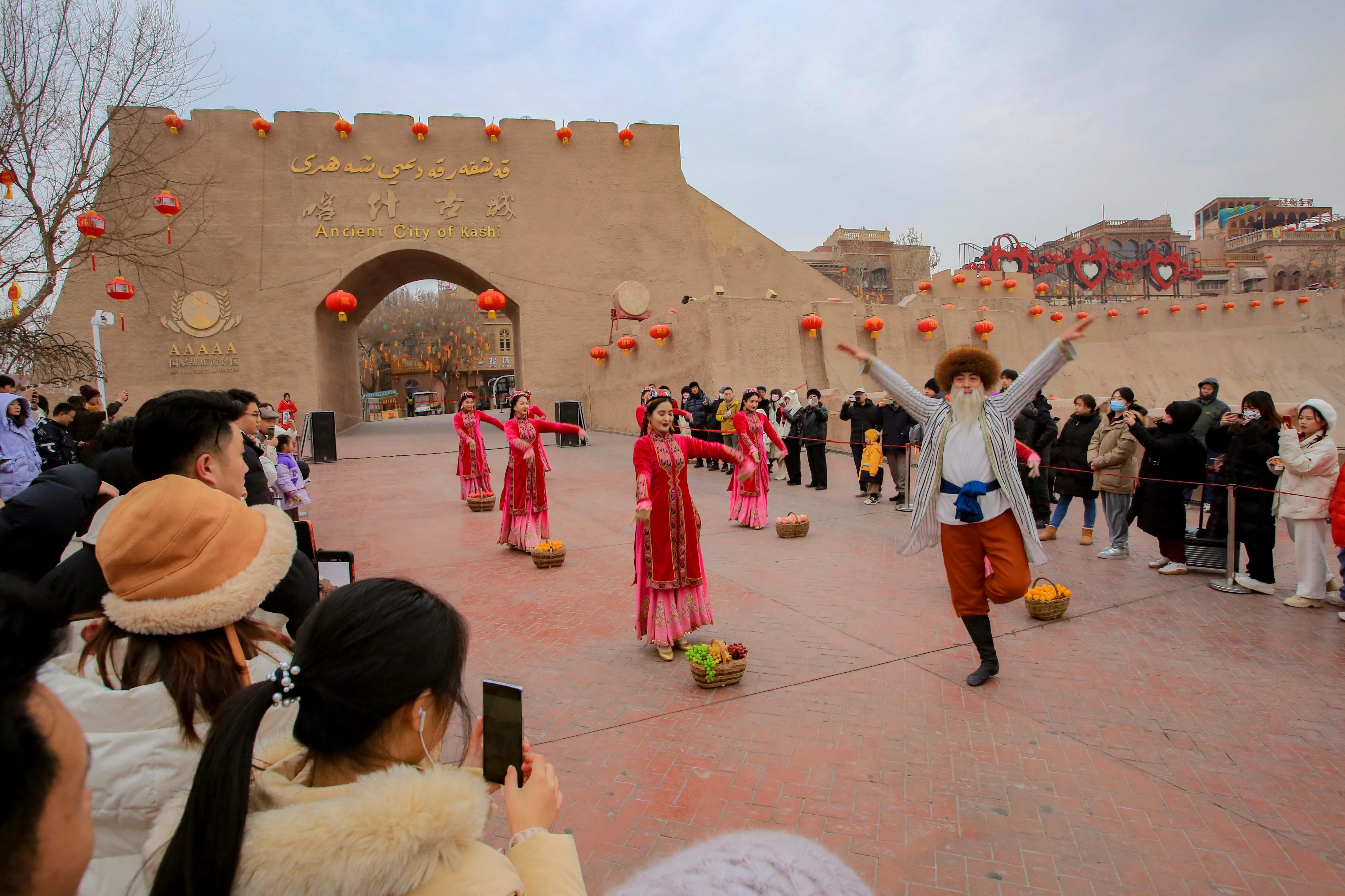 △2024年2月4日，演員在新疆喀什古城入城儀式上表演舞蹈。