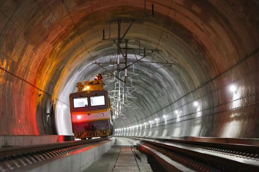 凌晨，接觸網(wǎng)作業(yè)車的燈光紅黃相間。胡鵬攝