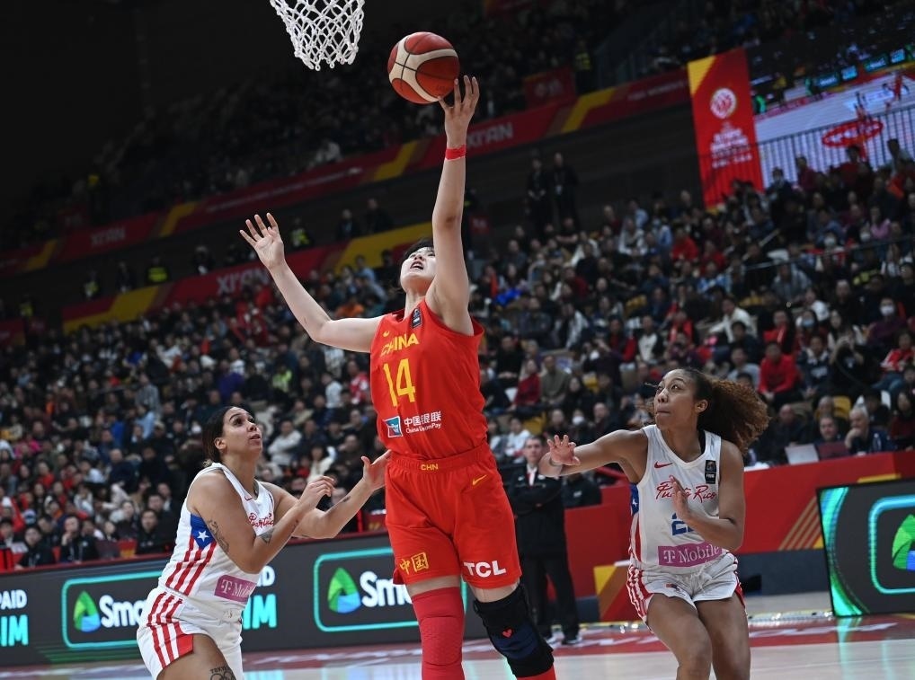 2月11日，中國隊球員李月汝（中）在比賽中上籃。新華社記者 李一博 攝