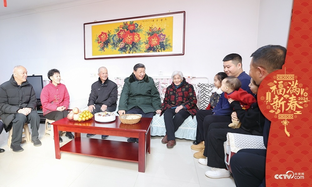 2024年2月1日，習(xí)近平總書(shū)記在天津市西青區(qū)辛口鎮(zhèn)第六埠村考察時(shí)，同村民杜洪剛一家人親切拉家常。