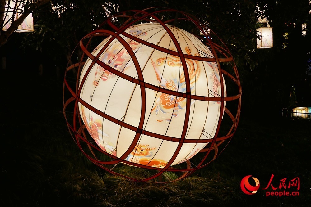 白鷺洲公園展出的燈彩作品。人民網(wǎng)記者 韋衍行攝